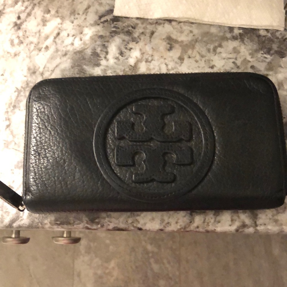 Tory Burch zippered wallet